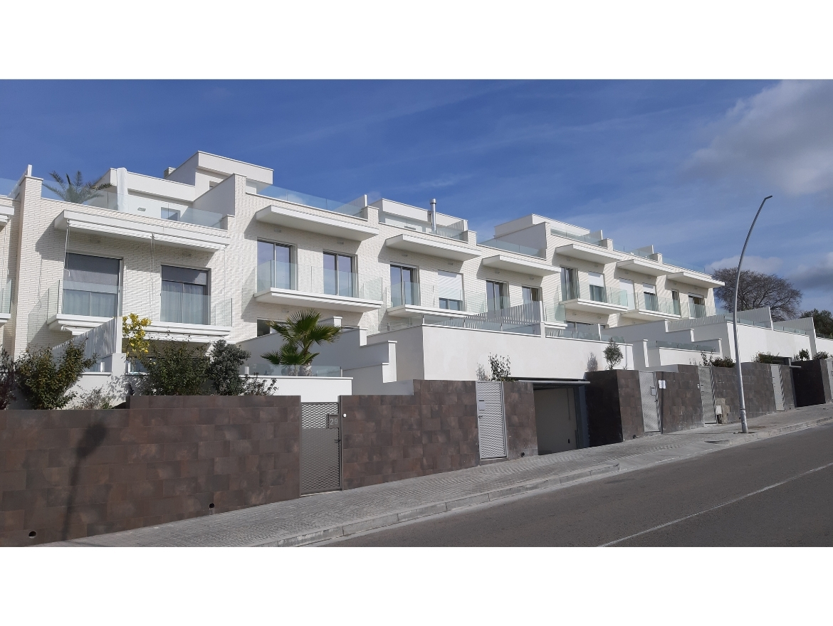 Oriol Pujol Mata, arquitecte. 9 habitatges unifamiliars en filera a Sitges