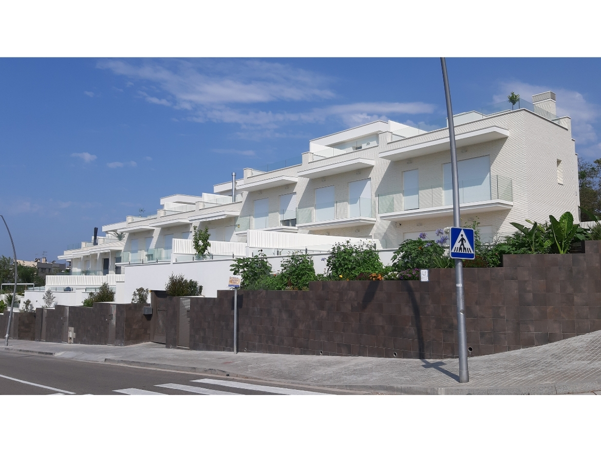 Oriol Pujol Mata, arquitecte. 9 habitatges unifamiliars en filera a Sitges