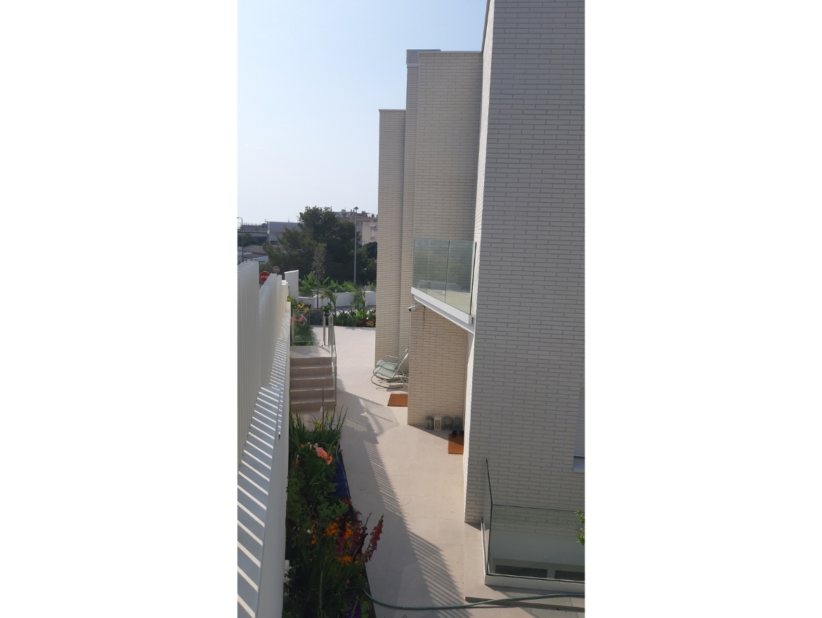 Oriol Pujol Mata, arquitecte. 9 habitatges unifamiliars en filera a Sitges