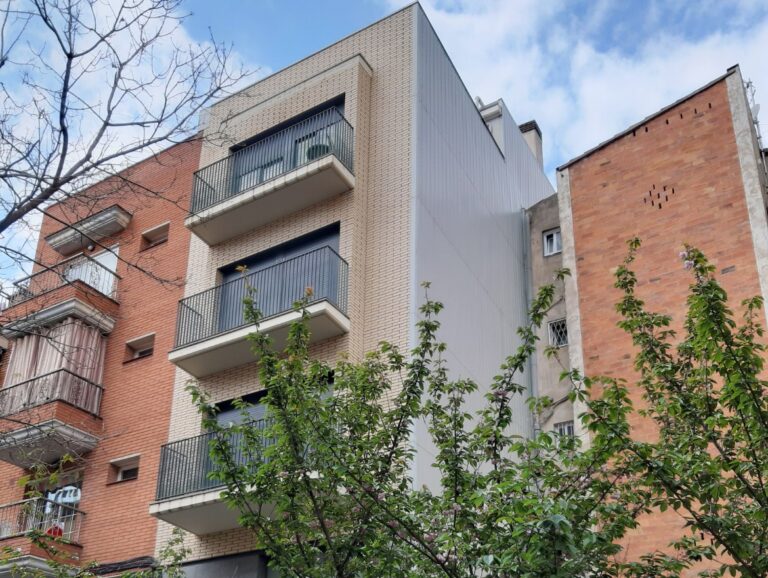 Edifici plurifamiliar de 3 habitatges i local comercial