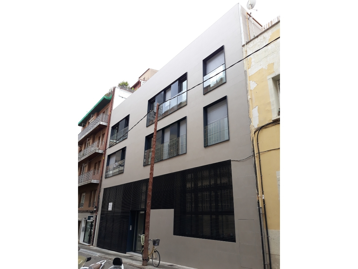 Oriol Pujol Mata, arquitecte. Edifici plurifamiliar 6 habitatges i aparcament Regas