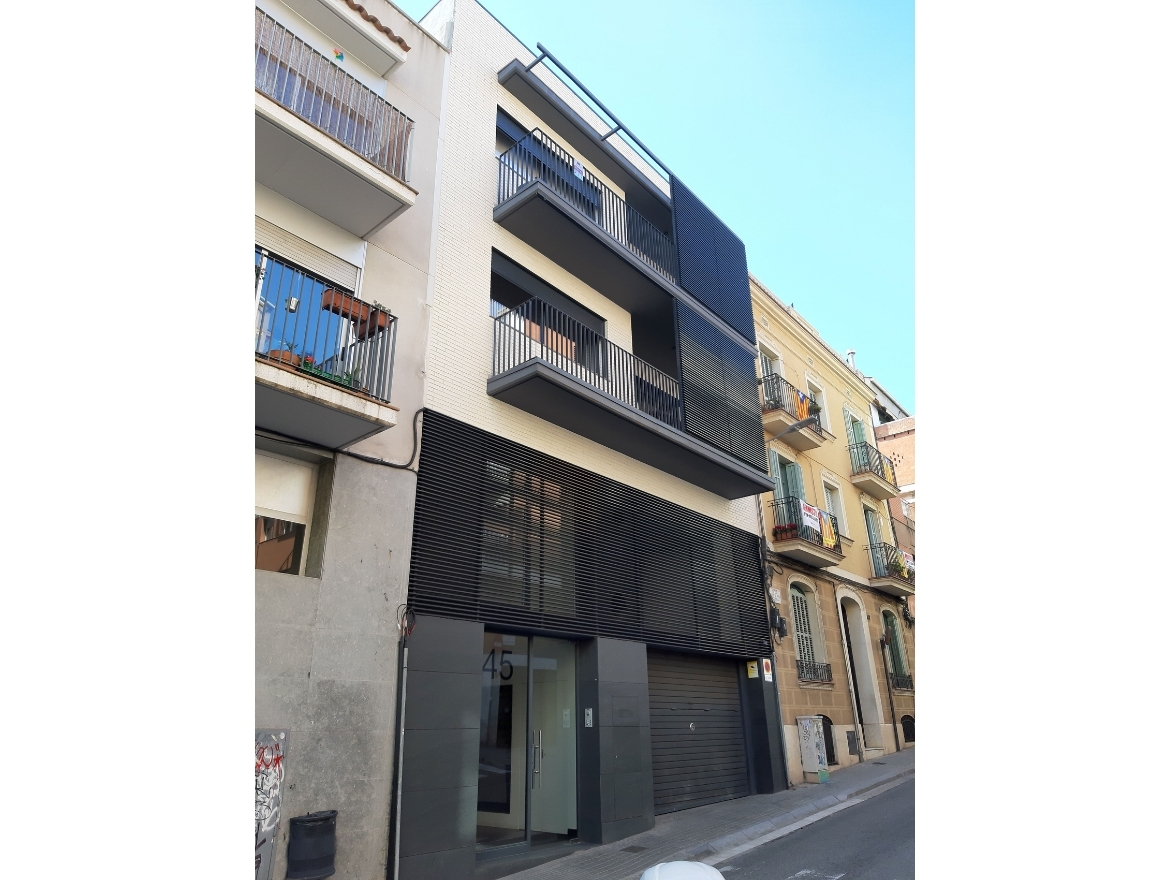 Oriol Pujol Mata, arquitecte. Edifici plurifamiliar de 3 habitatges local comercial i aparcament Mare de Deu del Coll