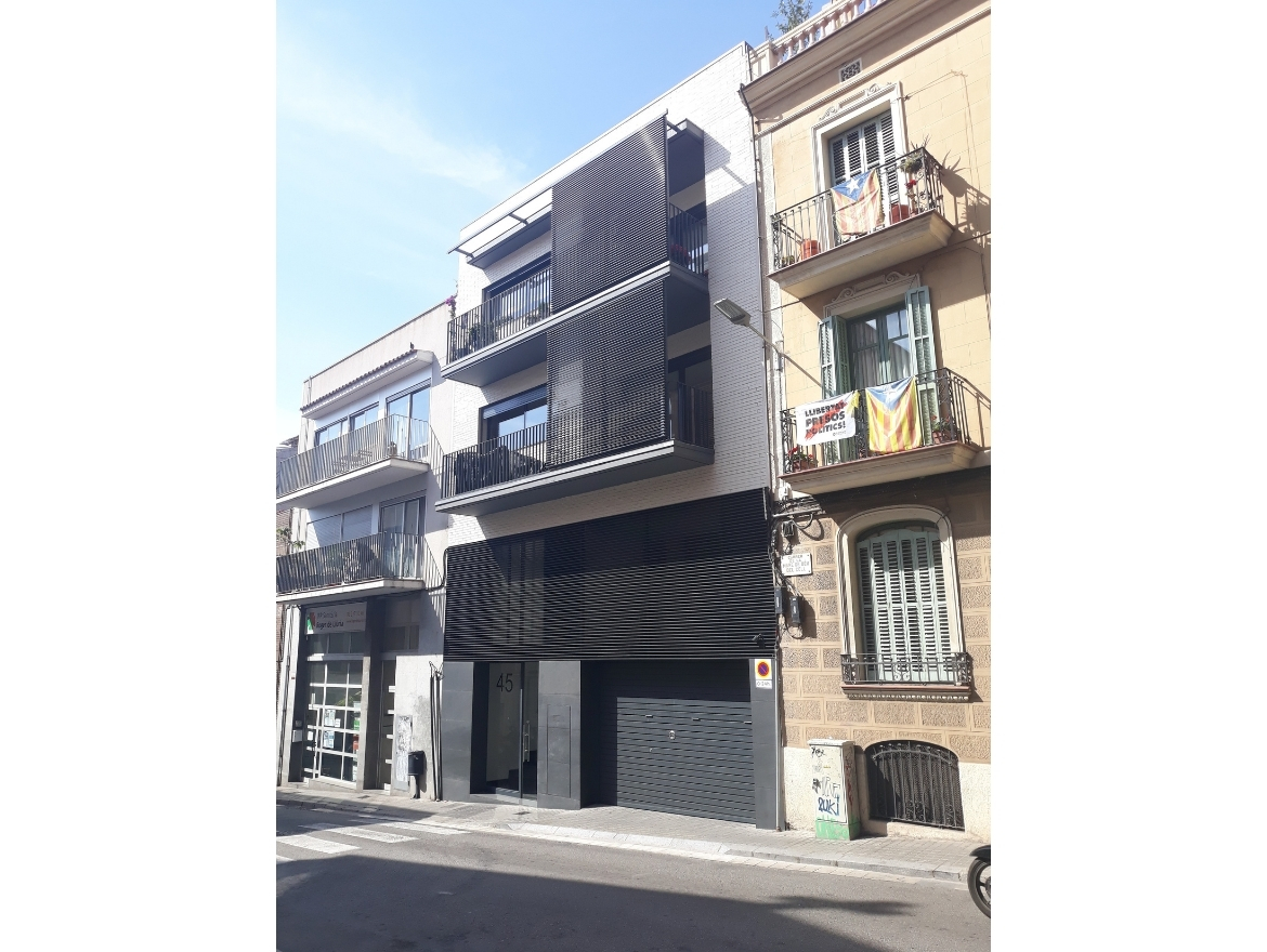 Oriol Pujol Mata, arquitecte. Edifici plurifamiliar de 3 habitatges local comercial i aparcament Mare de Deu del Coll