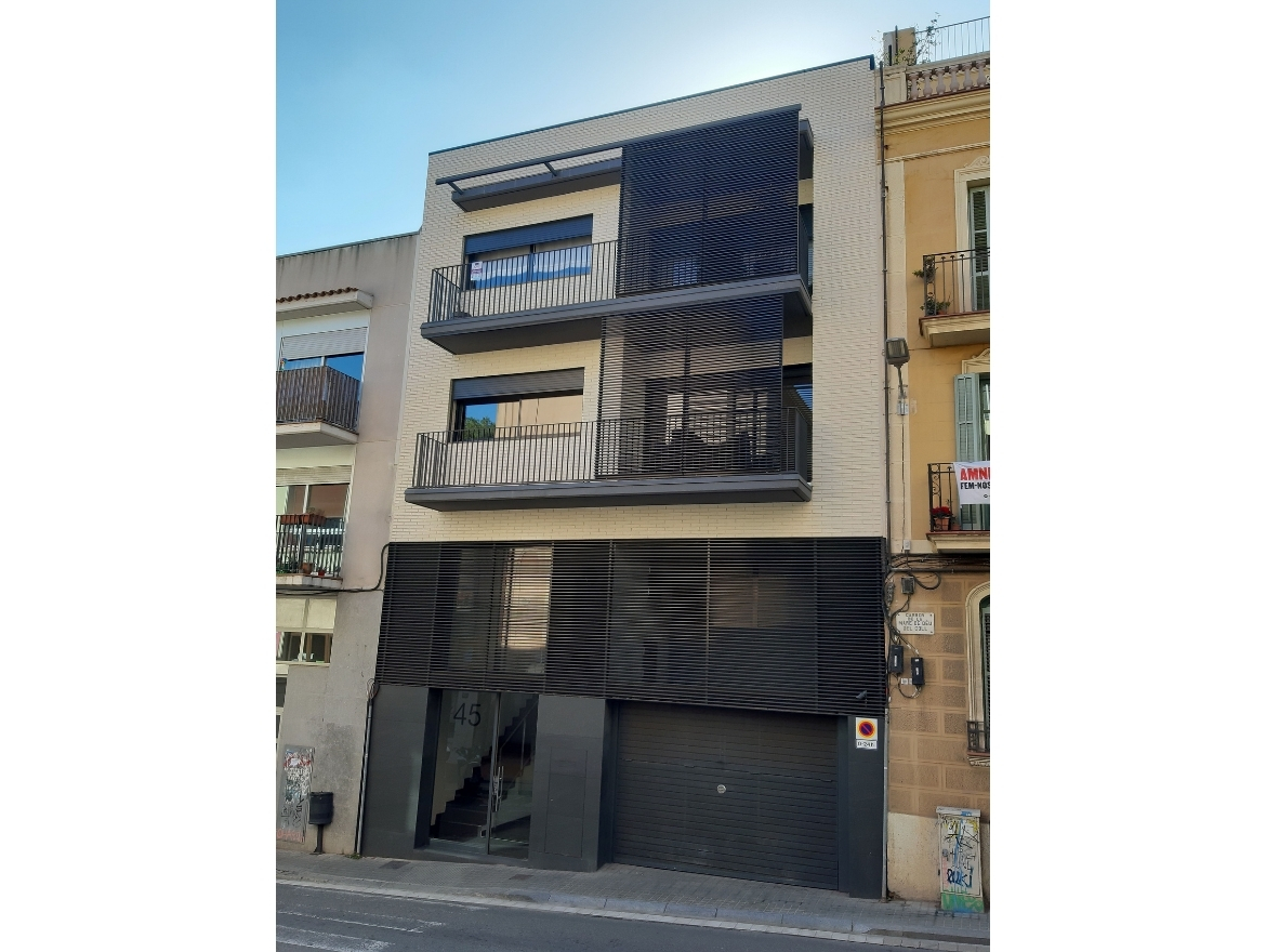 Oriol Pujol Mata, arquitecte. Edifici plurifamiliar de 3 habitatges local comercial i aparcament Mare de Deu del Coll