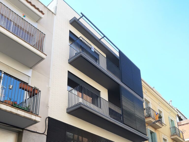 Edifici plurifamiliar de 3 habitatges local comercial i aparcament