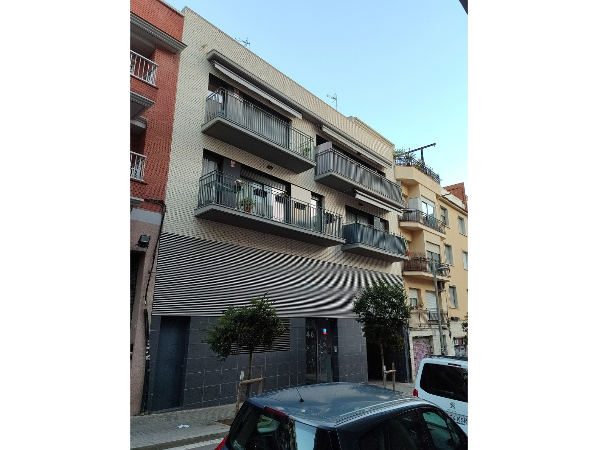 Oriol Pujol Mata, arquitecte. Edifici plurifamiliar de 7 habitatges i aparcament Rambla Muntanya