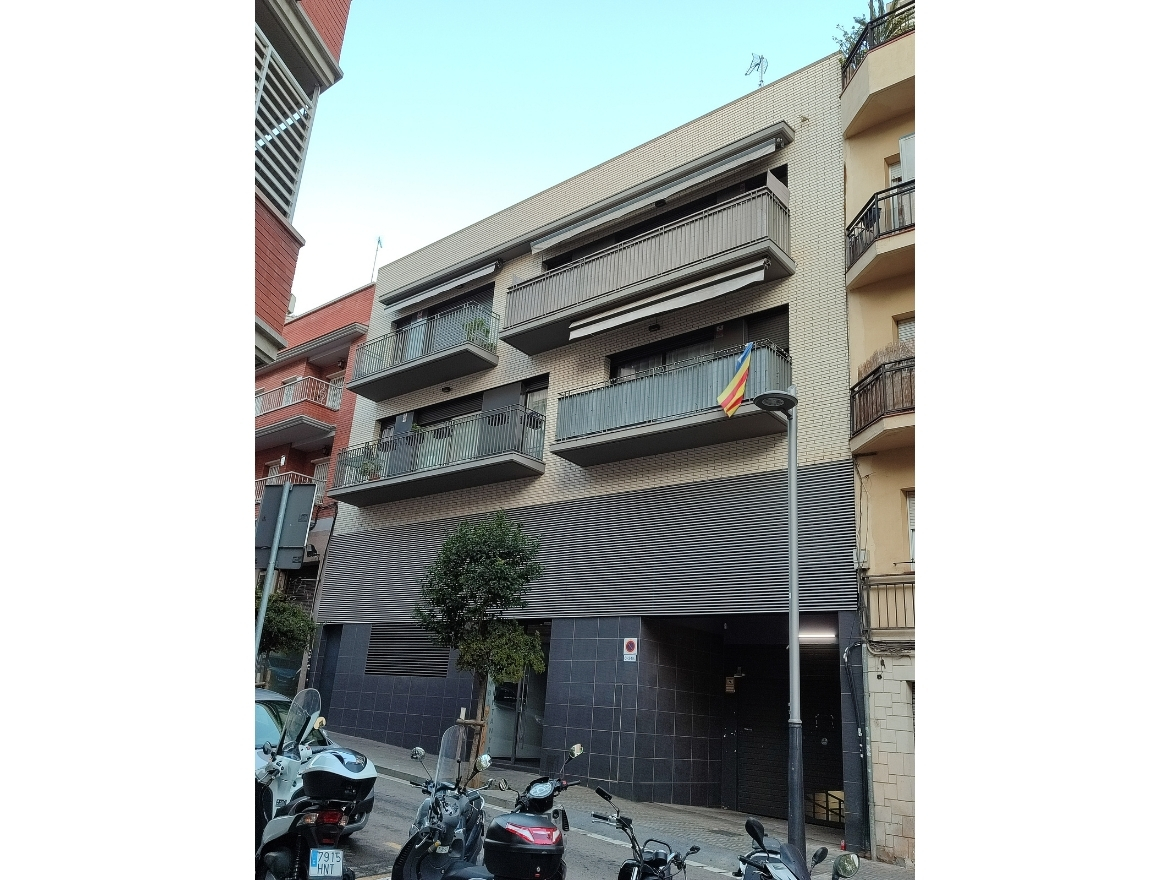 Oriol Pujol Mata, arquitecte. Edifici plurifamiliar de 7 habitatges i aparcament Rambla Muntanya