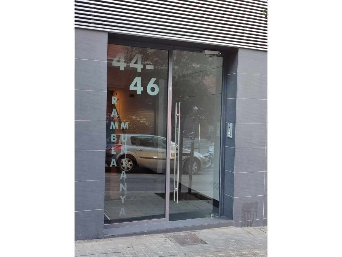 Oriol Pujol Mata, arquitecte. Edifici plurifamiliar de 7 habitatges i aparcament Rambla Muntanya