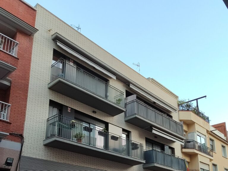 Edifici plurifamiliar de 7 habitatges i aparcament