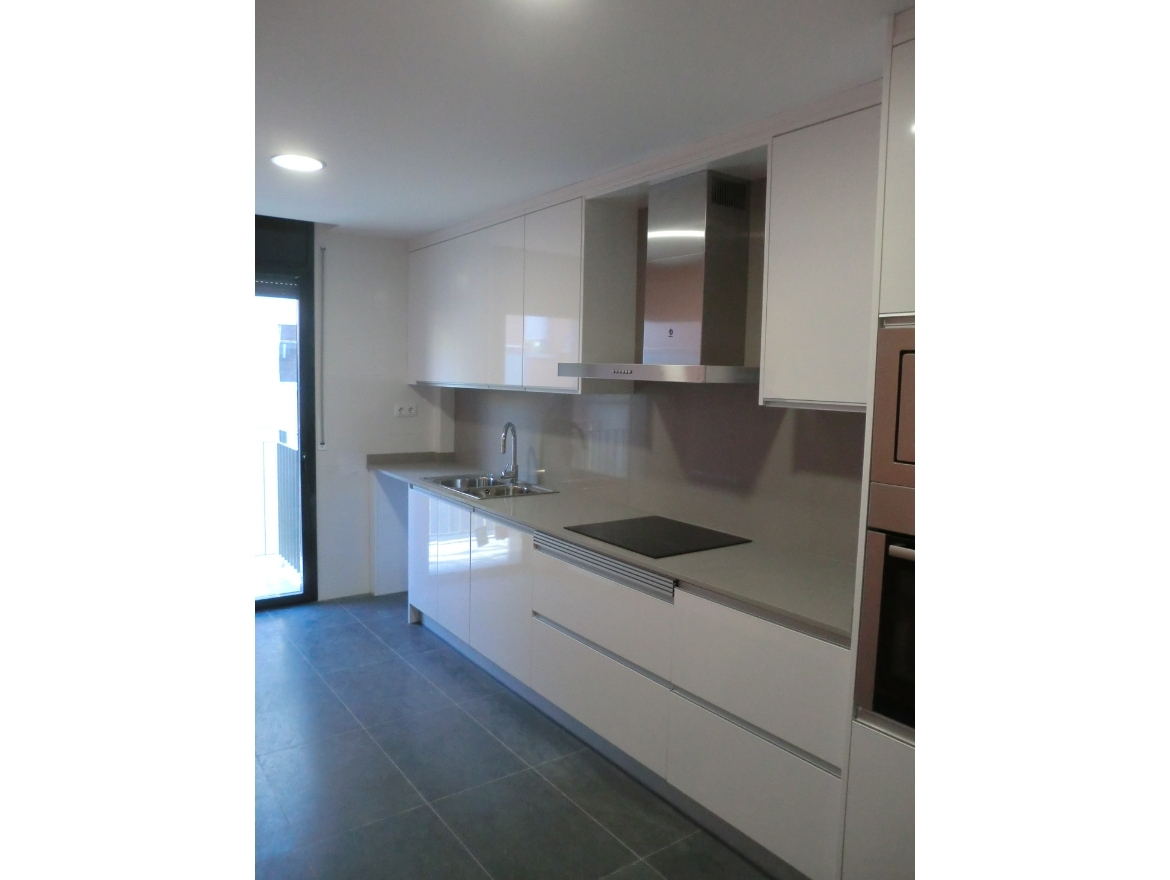 Oriol Pujol Mata, arquitecte. Edifici plurifamiliar de 7 habitatges i aparcament Rambla Muntanya