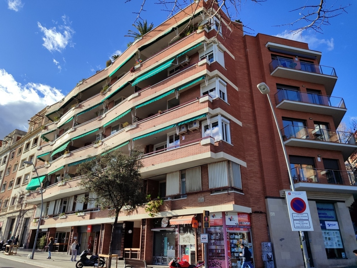 Oriol Pujol Mata, arquitecte. Rehabilitació de façana i reparacions puntuals en un edifici de Barcelona