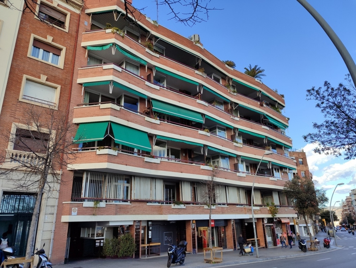 Oriol Pujol Mata, arquitecte. Rehabilitació de façana i reparacions puntuals en un edifici de Barcelona